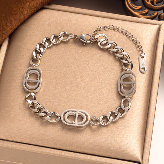 Drie C Armband